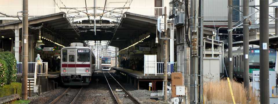 所沢街道踏切から見た川越駅